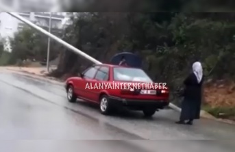 Alanya’da aydınlatma direği aracın üzerine devrildi