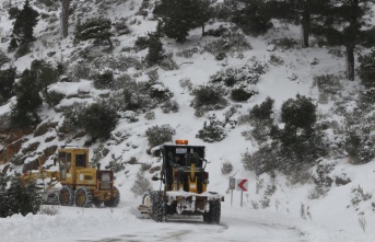 Alanya’da karla mücadeleye devam