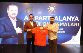 Alanya'da Gönül Buluşmaları'nın ilk konuğu Uzun oldu