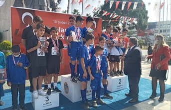 Alanya'da koşuda dereceye girenlere CHP'den Nutuk Kitabı