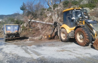 Alanya’da yağış sonrası bozulan yollara bakım ve onarım