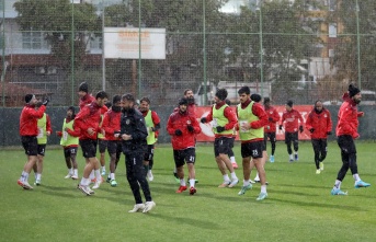 Alanyaspor, Galatasaray maçı hazırlıklarını yağmur altında sürdürdü