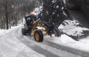 Büyükşehir Alanya kırsalında karlı yolları açıyor