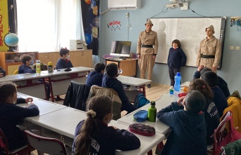 Alanya'da öğretmenler dönemin asker kıyafetleriyle ders verdi