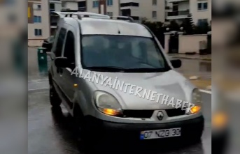 Alanya’da seyir halindeki araç çukura düştü