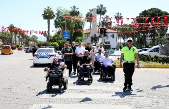 Alanya'da engelli bireylerden sürücülere yanlış park uyarısı
