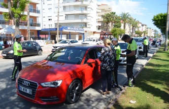 Alanya'da yayalara yol vermeyen sürücülere ceza!