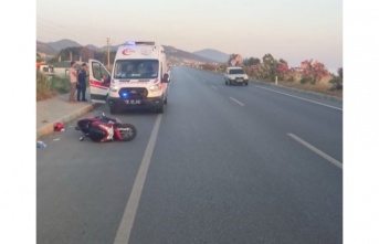 Alanya’da seyir halindeki motosikletin lastiği patladı: 2 yaralı