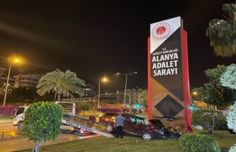 Alanya’da kontrolden çıkan araç adliye totemine çarptı