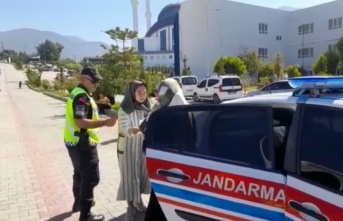 Alanya'da öğrencinin yardımına jandarma yetişti