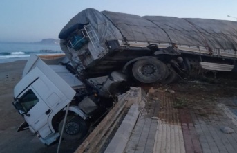 Alanya'da TIR istinat duvarında asılı kaldı