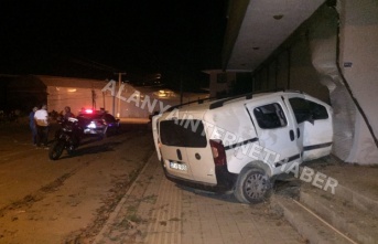 Alanya’da jandarmanın dur ihtarına uymayarak kaçan Suriyeli genç kaza yaptı