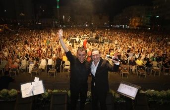 Alanya Belediyesi’nin Yaz Konseri'nde Ferhat Göçer rüzgarı esti