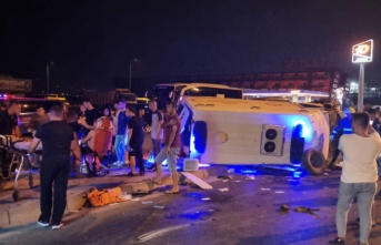 Alanya’da ambulans ile otomobil çarpıştı: 3 yaralı