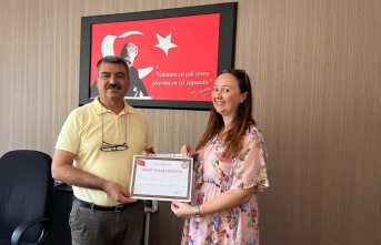 Alanya'da sevilen öğretmene Kaymakam Ürkmezer'den üstün başarı belgesi