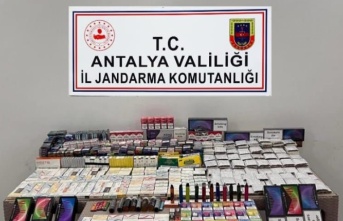 Alanya’da bir marketten 135 bin TL değerinde kaçak sigara ele geçirildi