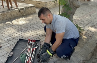 Alanya’da aracın motoruna sıkışan kediyi itfaiye kurtardı