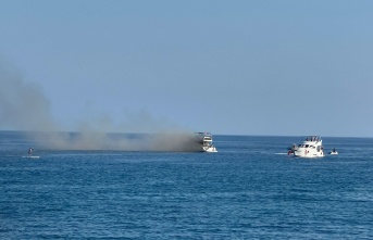 Alanya’da lüks yat denizin ortasında yandı