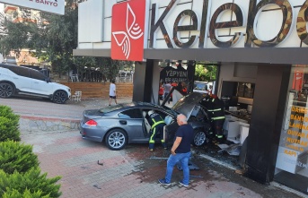 Alanya’da otomobil kaldırımdaki yaya çarpıp, işyerine daldı