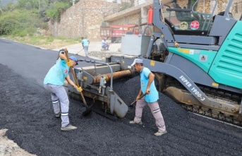 Mahalle halkının 40 yıldır yenilenmesini beklediği yol asfaltlanıyor