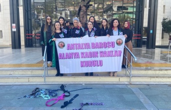 Alanya’da kadın avukatlar erkek şiddetini kravat atarak protesto etti