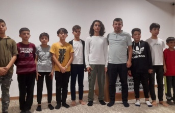 Diriliş Ertuğrul oyuncusu Alanya’da öğrencilerle bir araya geldi
