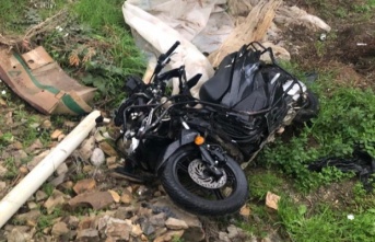 Alanya'da elektrik direğine çarpan motosikletin sürücüsü öldü