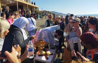 Ruslar Alanya’da denizden haç çıkardı