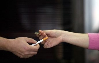 Alanya’da küçük yaşta çocuklara sigara satan iki market uyarıldı