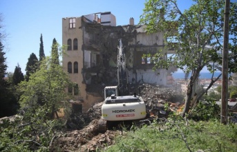 Alanya Belediyesi riskli yapıların yıkımını gerçekleştiriyor