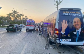 Alanya’da otomobil, park halindeki seçim aracına çarptı