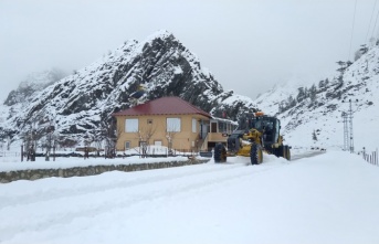 Büyükşehir ekipleri Alanya’da karla kapanan yolları açtı