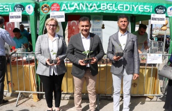 Alanya Belediyesi su ve lif kabağı dağıtmaya devam ediyor