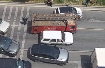 Alanya’da freni boşalan araç, kırmızı ışıkta bekleyen araçlara çarptı
