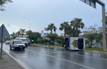 Alanya’da otel çalışanlarını taşıyan servis aracı devrildi: 13 yaralı