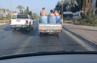 Alanya'da sıcaktan bunalan gençlerden ilginç çözüm!