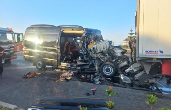 Alanya'da tur minibüsü ile TIR çarpıştı: 2 ölü, 12 yaralı