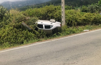 Alanya’da otomobil şarampole devrildi: 2 yaralı