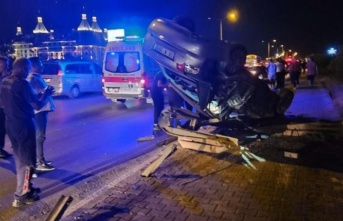 Alanya’da otomobil bariyerlere çarptı:  1’i ağır 4 kişi yaralandı