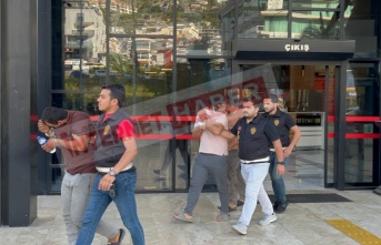 Alanya’da kendilerini polis olarak tanıtan 3 şahıs, 1.5 milyon TL değerinde altın dolandırdı