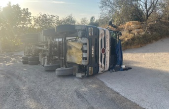 Alanya’da virajı alamayan çimento kamyonu devrildi: 1 yaralı