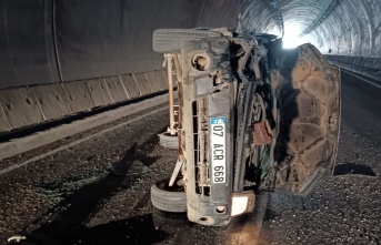 Alanya’da traktör ile çarpışan araç hurdaya döndü