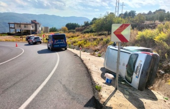 Alanya’da virajı alamayan hafif ticari araç devrildi