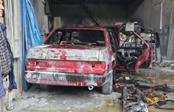 Alanya'da sanayi bölgesinde meydana gelen yangında araç kül oldu