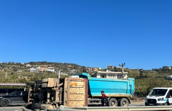 Alanya’da bariyeri aşan kamyon karşı yönden gelen kamyona çarptı