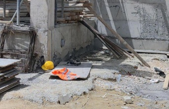 Alanya’da çalıştığı inşaatta iskeleden düşen işçi ağır yaralandı