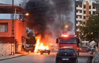 Alanya’da park halindeki hafif ticari araç yandı