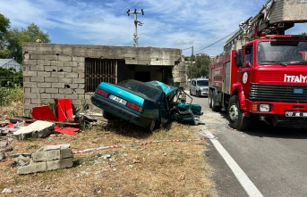 Alanya’da yol kenarında barakaya çarpan otomobilde sürücü ağır yaralandı