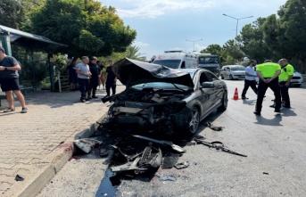 Alanya’da otomobil yolcu almak isteyen taksiye çarptı: 4 yaralı