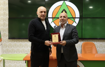 Alanyaspor Sami Uğurlu#039;yu plaketle uğurladı